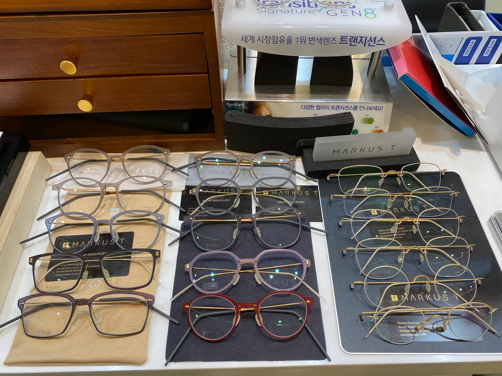 Frame selection trays at the fitting counter