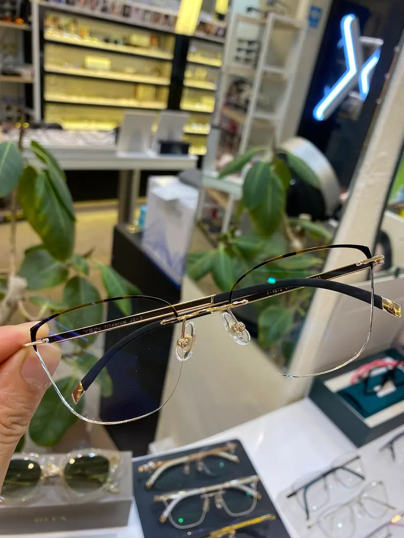 Frame selection trays at the fitting counter — 9