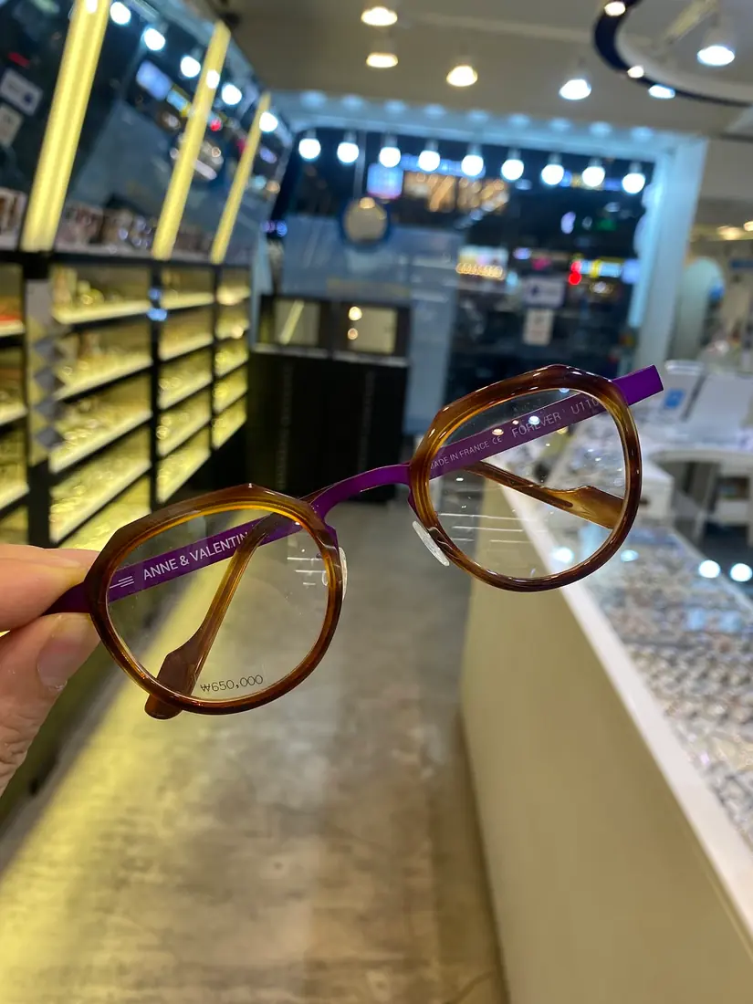 Frame selection trays at the fitting counter — 11
